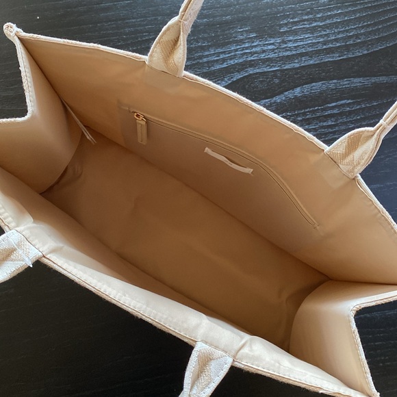 NEW H&M Jaquard Weave Shopper Tote Bag
HOST PICK - Picture 7 of 9